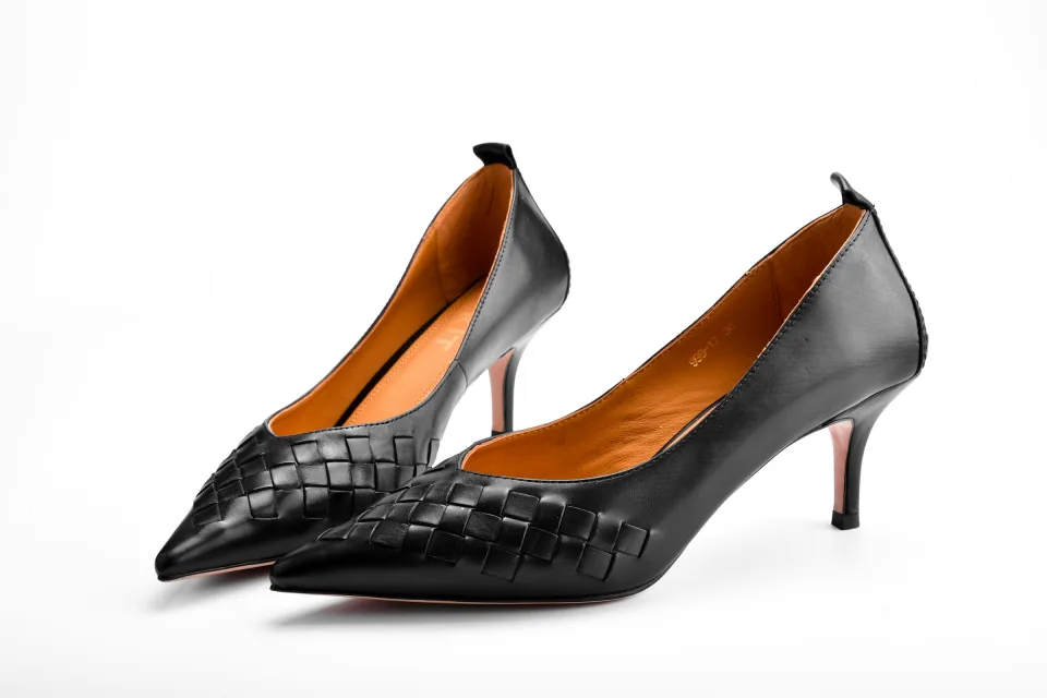 Kitten Heel Nedir? Alçak Topuk Trendi 2026 Sonbaharında Neden Her Yerde?