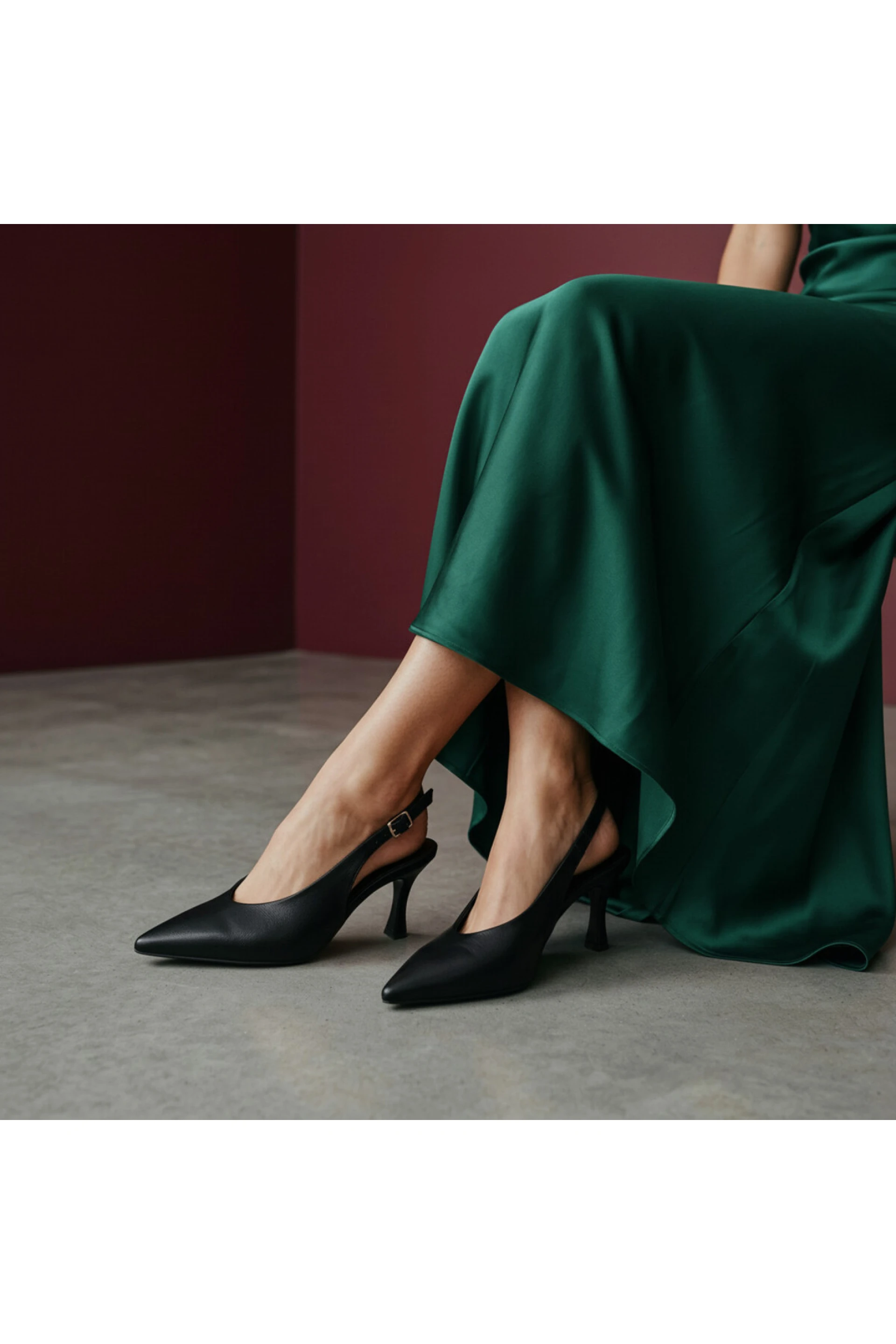 Lucia Siyah Cilt Sivri Burun Arkası Açık Tokalı Slingback
